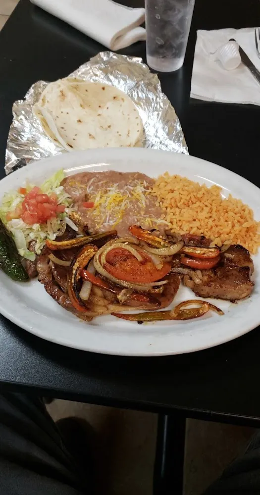 Carne Asada Aroz Y Frigoles Y Ensalada